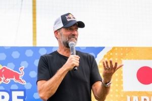 克洛普参加红牛俱乐部大宫松鼠活动，社媒晒照：感谢大家的欢迎