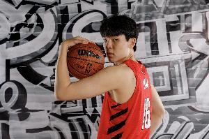 巩晓彬：杨瀚森的脚步应该比我好 希望他尽情发挥自己的篮球天赋