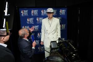 知名训练师谈杨瀚森成首轮秀原因：容易执教&该快时快&传球好