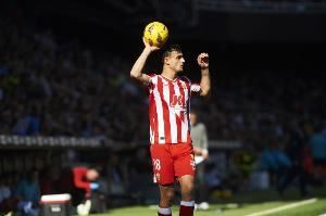 共和报：边后卫预算4000万欧，米兰寻求签下普比尔和埃斯图皮尼安