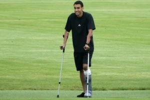 图片报：穆西亚拉首次拄拐出现在训练场，他心情很好&戴维斯陪同