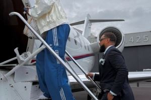 记者：埃基蒂克与经纪人正在飞往利物浦的航班上，今日完成体检