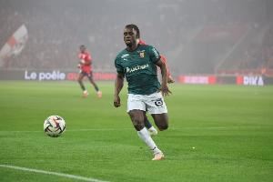 记者：尽管沙特报价诱人，但朗斯后卫马查多希望留队竞争世界杯