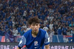 徐嘉敏扑点瞬间河南全队冲入场内庆祝！申花众将安慰刘诚宇