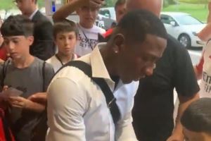 新援加盟！埃斯图皮尼安已抵达签约现场，并为球迷签名