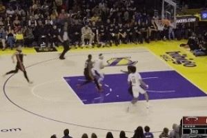 攻防建功!海斯抢断后速推反击 助攻里夫斯上篮得手