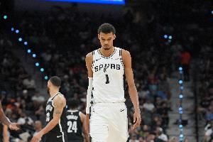 遭首败!美网友:文班对自己下注了?“未来GOAT”被理查兹锁死了