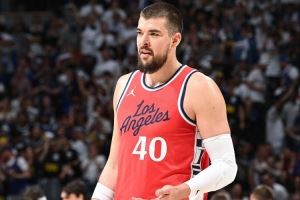 祖巴茨:我们一直防不住太阳的射手 比尔机会不错只是没能投进