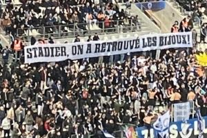 巴黎FC球迷拉横幅调侃卢浮宫劫案:我们找到珠宝了!