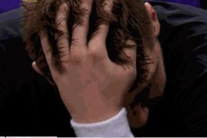 旅途奔波!东契奇连续挠头整理发型 面部表情涣散显得很疲惫