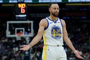 上来就有！库里摆脱接球突破 后撤步高难度三分空心命中！