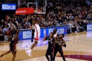 嗖的一下就起来了!阿门变向突破钻人缝 直接双手暴扣!